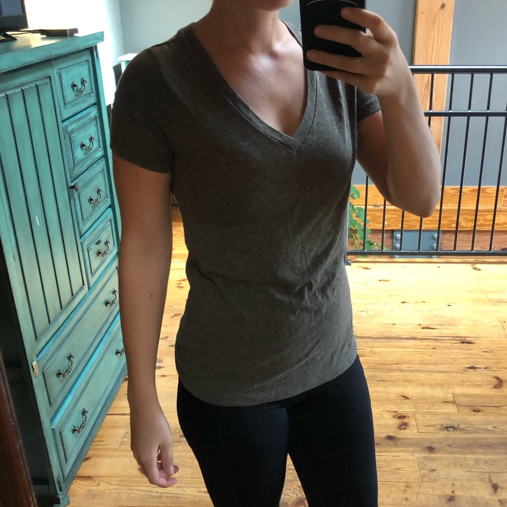 Basic v-neck tee